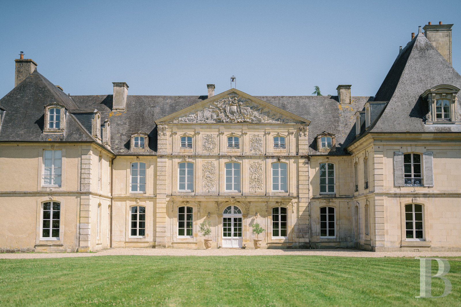 Dans le Calvados, au sud-est de Caen,  un château classique du 18e siècle tout en couleurs - photo  n°1